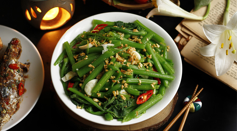 xào rau bí bằng máy nấu ăn